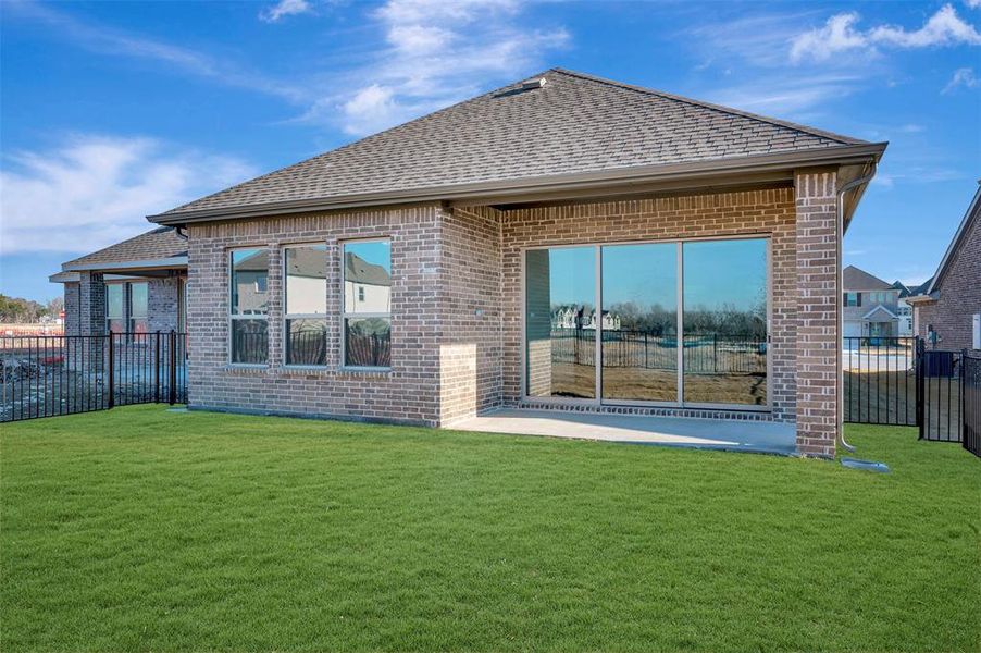 Exterior details and patio area of a home in Heath Golf & Yacht Villas, Heath (Image 3).
