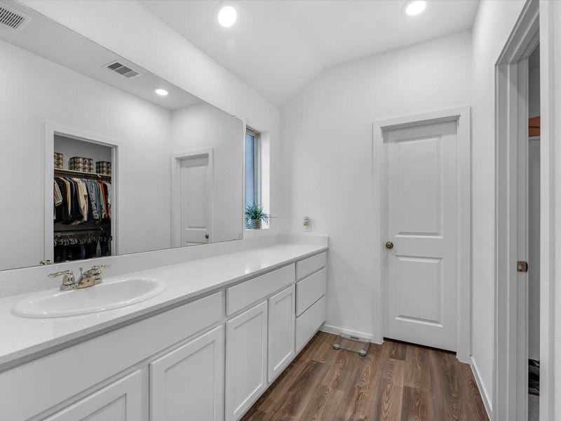 Primary en suite w/ dual vanity and large shower