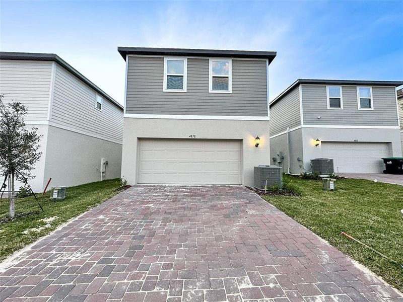 Exterior details and patio area of a home in Silverleaf Reserve Bungalows, Winter Garden (Image 4).