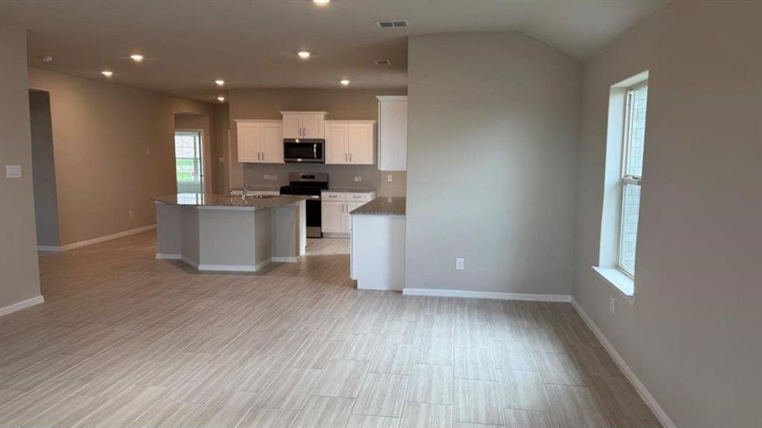 Spacious, unfurnished interior of a new home in Highlands at Chapel Creek, Fort Worth (Image 13).