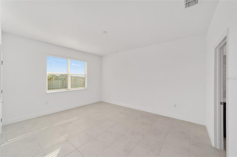 Spacious, unfurnished interior of a new home in Calesa Township, Ocala (Image 26).