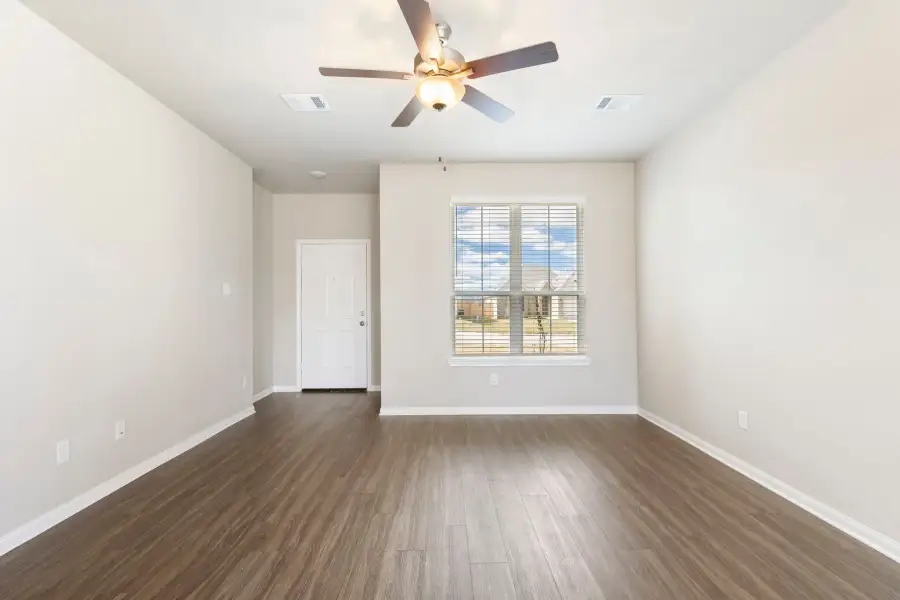 Spacious, unfurnished interior of a new home in South Fork, Waco (Image 9).