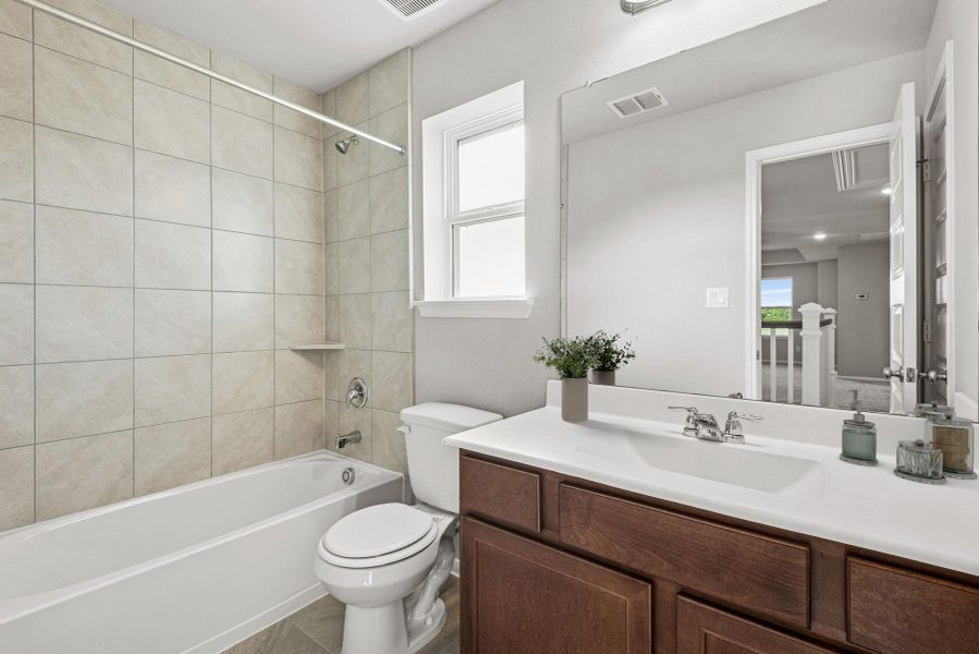 Hall bath 2 (*Photo not of actual home and used for illustration purposes only.)