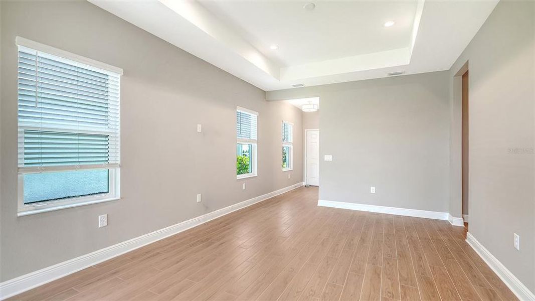 Spacious, unfurnished interior of a new home in Palmera, Venice (Image 34). Spacious, unfurnished interior of a new home in Palmera, Venice (Image 34).