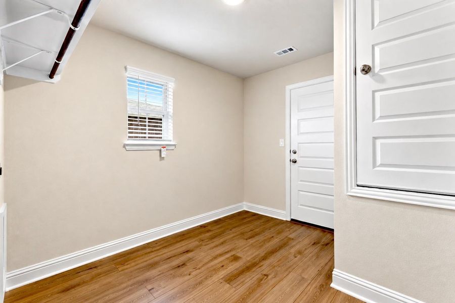 Spacious, unfurnished interior of a new home in Lago Mar, Texas City (Image 21).