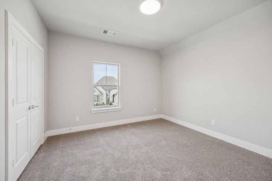 Spacious, unfurnished interior of a new home in Dove Hollow, Waxahachie (Image 29).