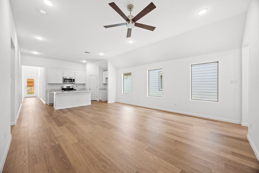 Spacious, unfurnished interior of a new home in Trinity Ranch, Elgin (Image 17).