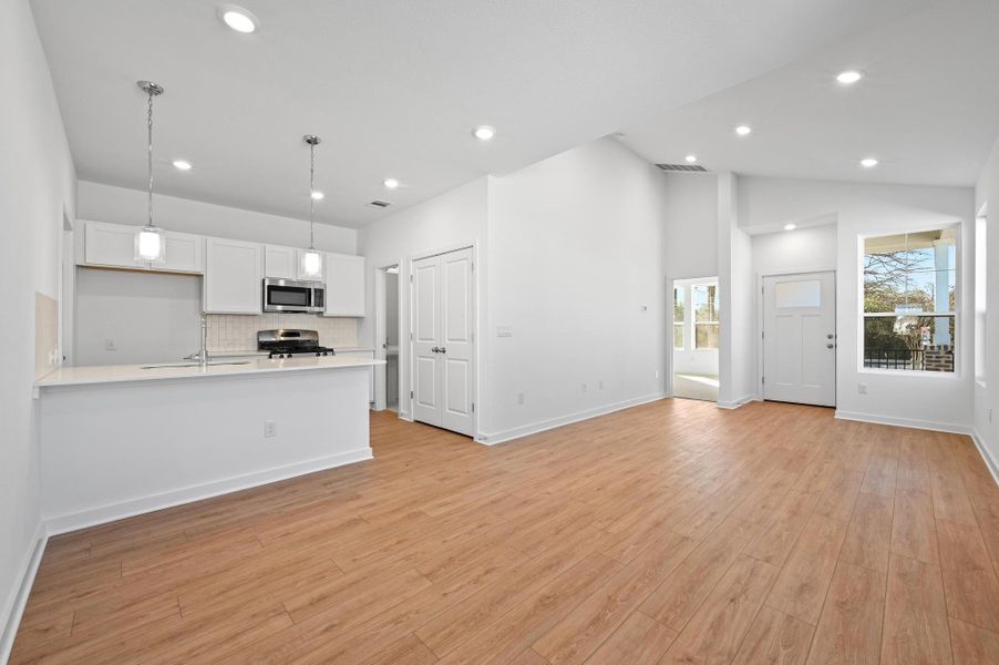 Spacious, unfurnished interior of a new home in The Porch at Du Pre, Buda (Image 10).