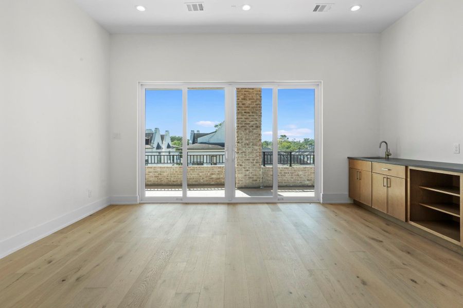 Spacious, unfurnished interior of a new home in , Houston (Image 25).