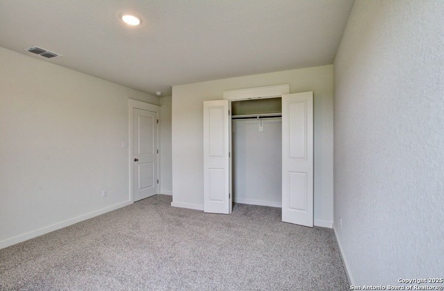 Spacious, unfurnished interior of a new home in Cloud Country, New Braunfels (Image 33).