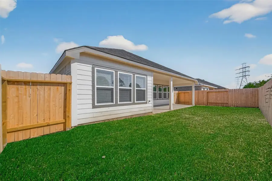 Exterior details and patio area of a home in Rollingbrook Estates, Baytown (Image 3).
