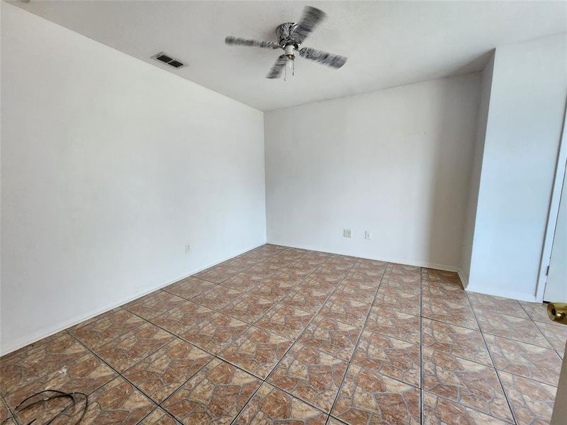 Spacious, unfurnished interior of a new home in , Mineola (Image 13).