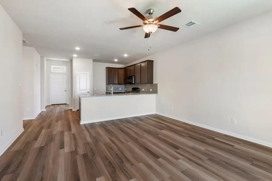 Spacious, unfurnished interior of a new home in The Reserve at Turnbo Ranch, Killeen (Image 10).