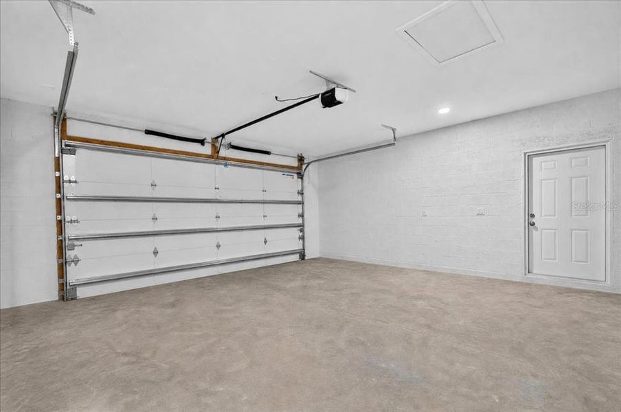 Spacious, unfurnished interior of a new home in , Seminole (Image 36).
