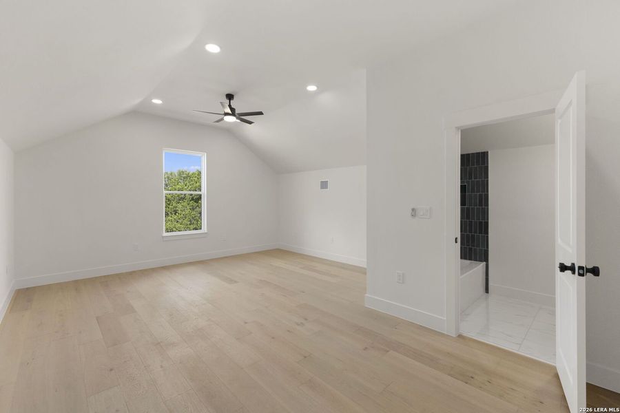 Spacious, unfurnished interior of a new home in , Bandera (Image 24).