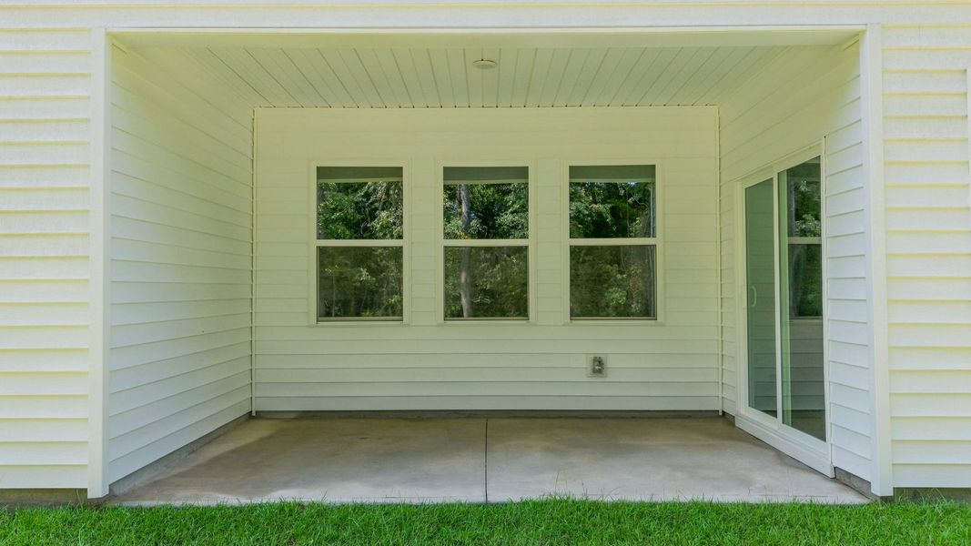 Exterior details and patio area of a home in Villa Grande, Winterville (Image 20).