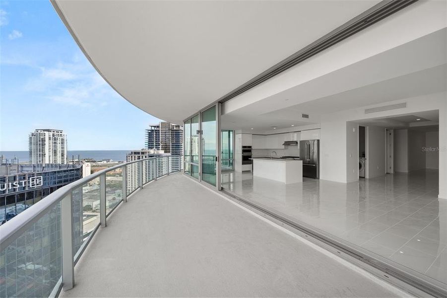 Condo located in St. Petersburg, FL showcasing its design and architecture (Image 4).