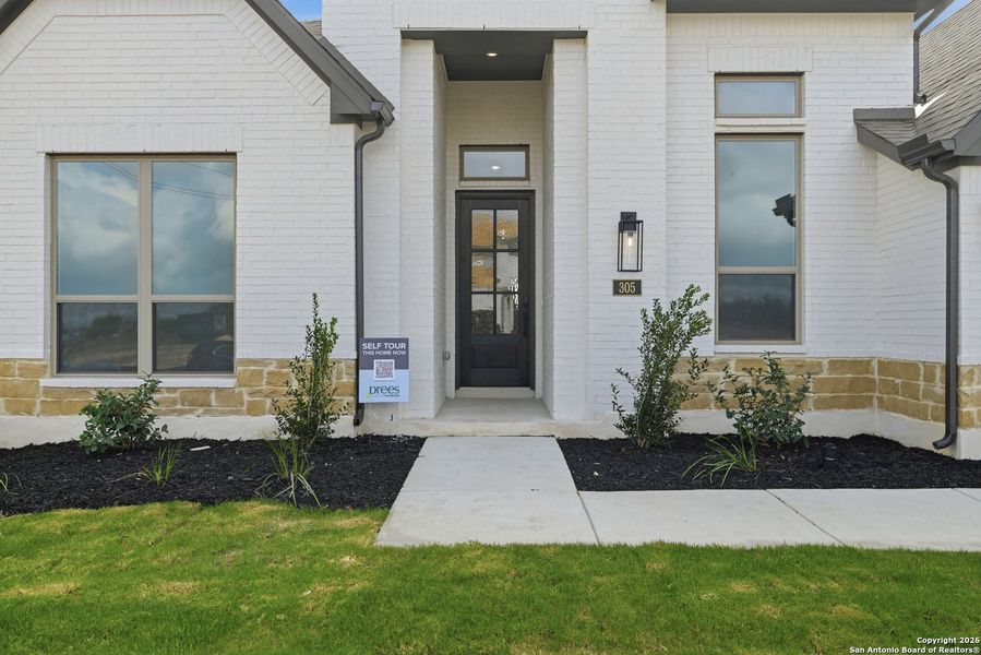 Exterior details and patio area of a home in Haby Hill 60s, San Antonio (Image 27).