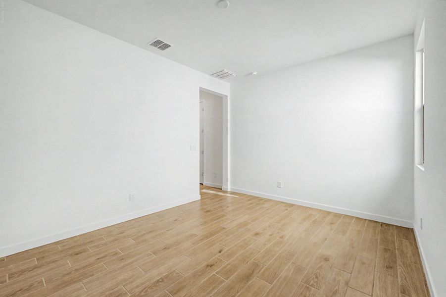 Spacious, unfurnished interior of a new home in White Tank Vistas, Waddell (Image 9).