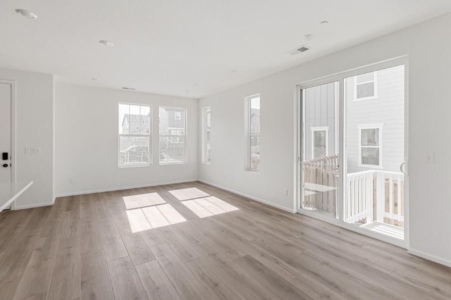 Spacious, unfurnished interior of a new home in Turnberry Villas, Commerce City (Image 6).