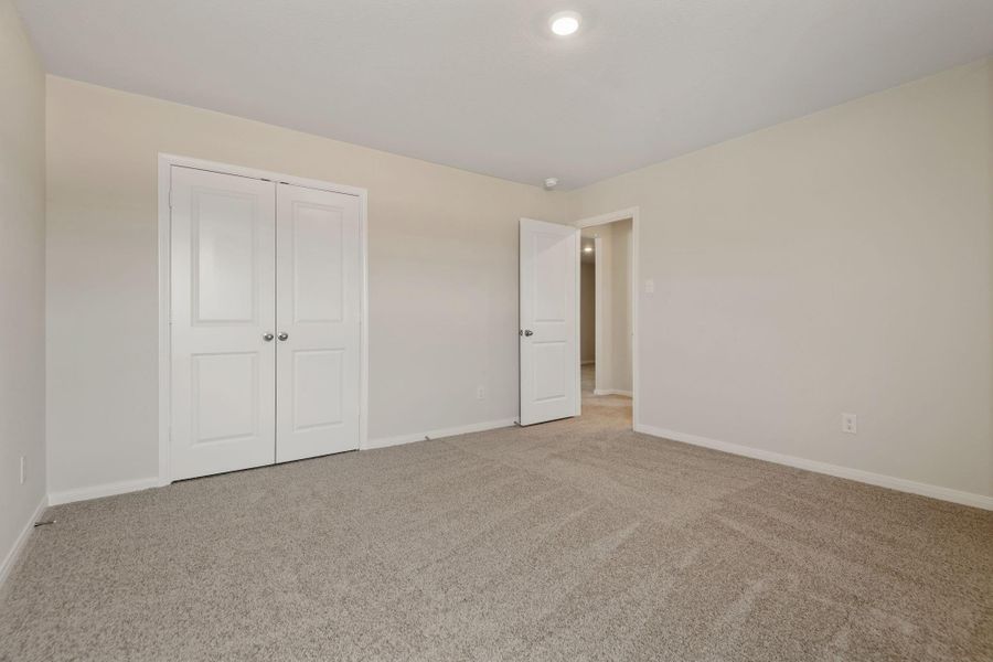 Spacious, unfurnished interior of a new home in Sweetwater Ridge, Conroe (Image 12).