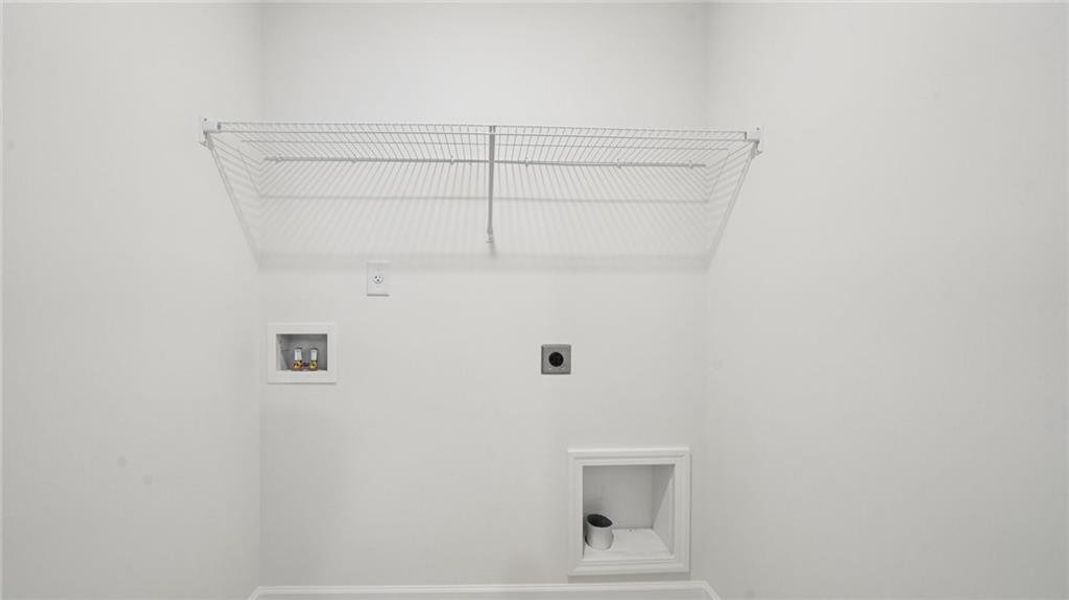 Spacious, unfurnished interior of a new home in Sherwood Manor, College Park (Image 31).