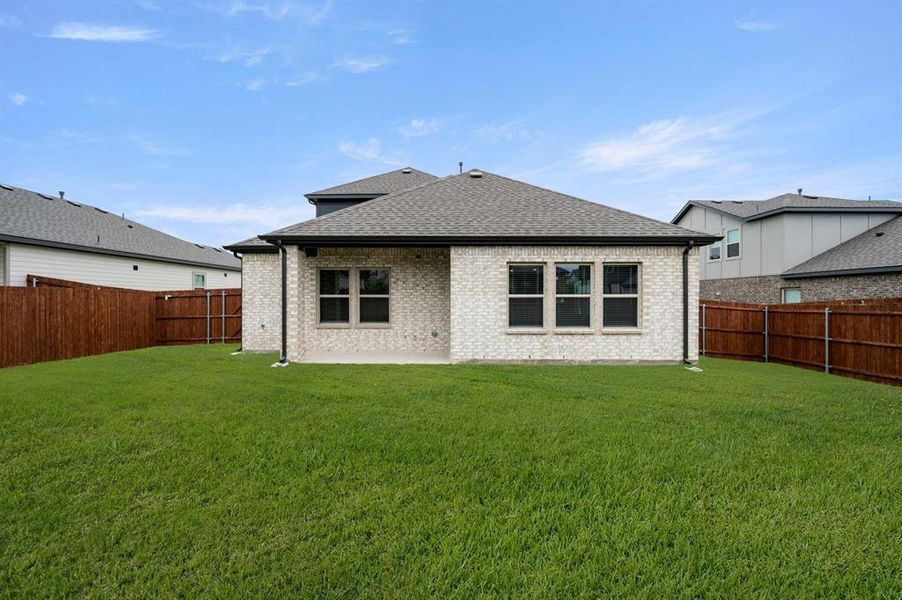 Exterior details and patio area of a home in Llano Springs, Fort Worth (Image 22).