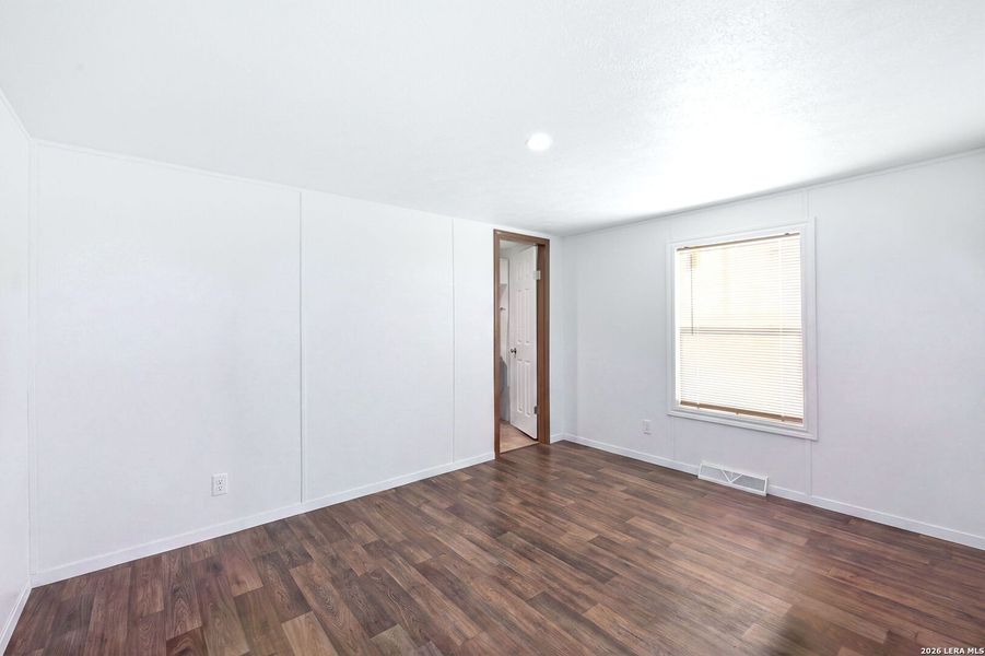 Spacious, unfurnished interior of a new home in , Atascosa (Image 32).