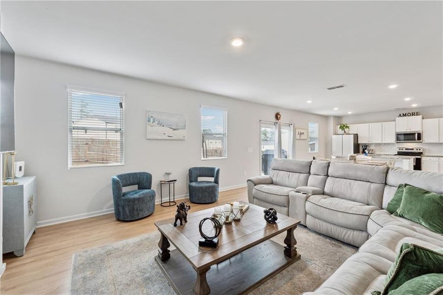 Furnished interior view inside a new home in Summit Pointe, Dallas (Image 10). Furnished interior view inside a new home in Summit Pointe, Dallas (Image 10).