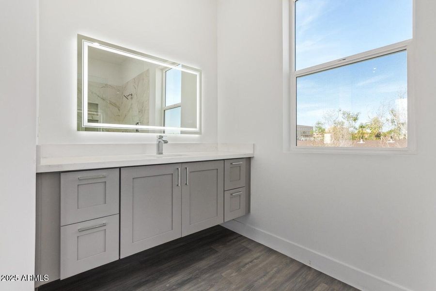 1913 W ADAMS Street 1913 W ADAMS Street