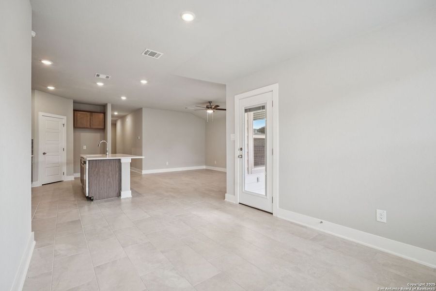 Spacious, unfurnished interior of a new home in Comanche Ridge, San Antonio (Image 17).