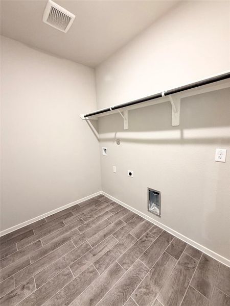 Spacious, unfurnished interior of a new home in , Iowa Colony (Image 18).