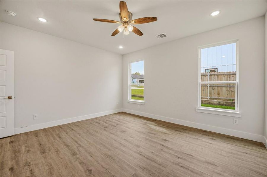 Spacious, unfurnished interior of a new home in , Granbury (Image 18).