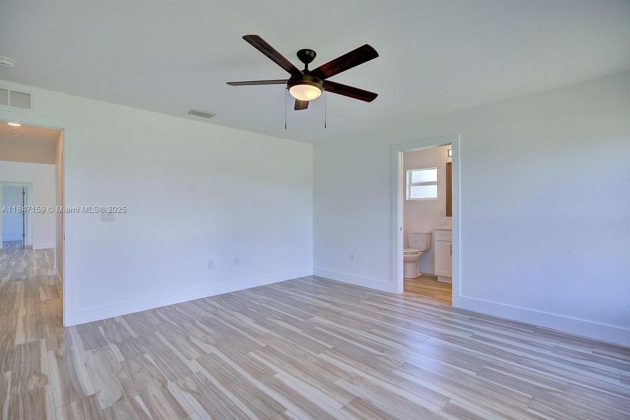 Spacious, unfurnished interior of a new home in , Sebring (Image 19).