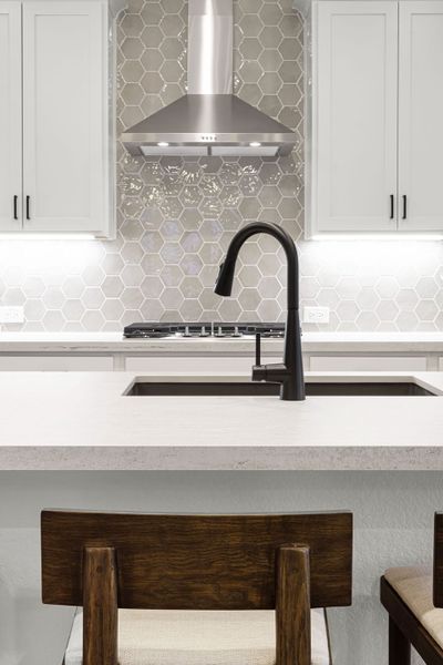 Representative interior finishes for a home built from the Lochridge by Pulte Homes in Santa Rita Ranch, Liberty Hill (Image 22).