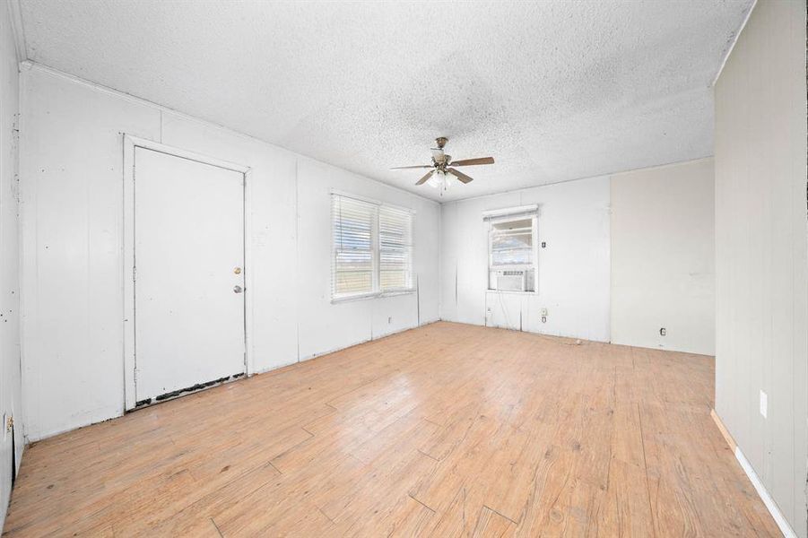 Spacious, unfurnished interior of a new home in , Hillsboro (Image 8).