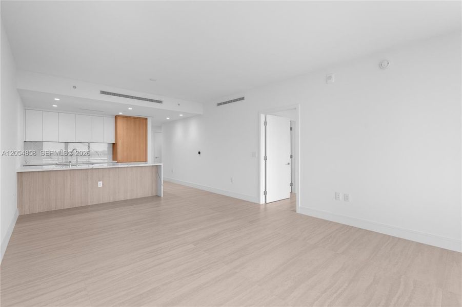 Spacious, unfurnished interior of a new home in One Park Tower, Miami (Image 44).