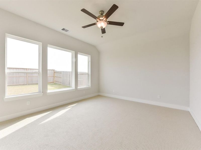 Spacious, unfurnished interior of a new home in Lago Mar, Texas City (Image 26).