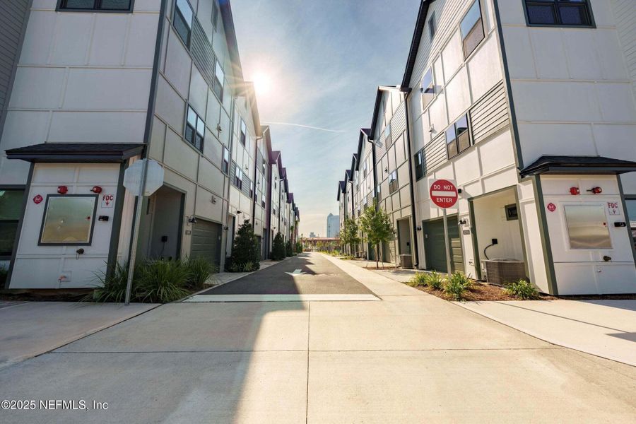 Condo located in Jacksonville, FL showcasing its design and architecture (Image 3).