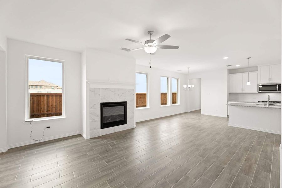 Representative unfurnished interior of a home built from the Blackburn by UnionMain Homes in Reunion, Rhome (Image 20).