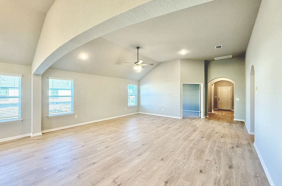 Spacious, unfurnished interior of a new home in Porter Country, Kyle (Image 5).