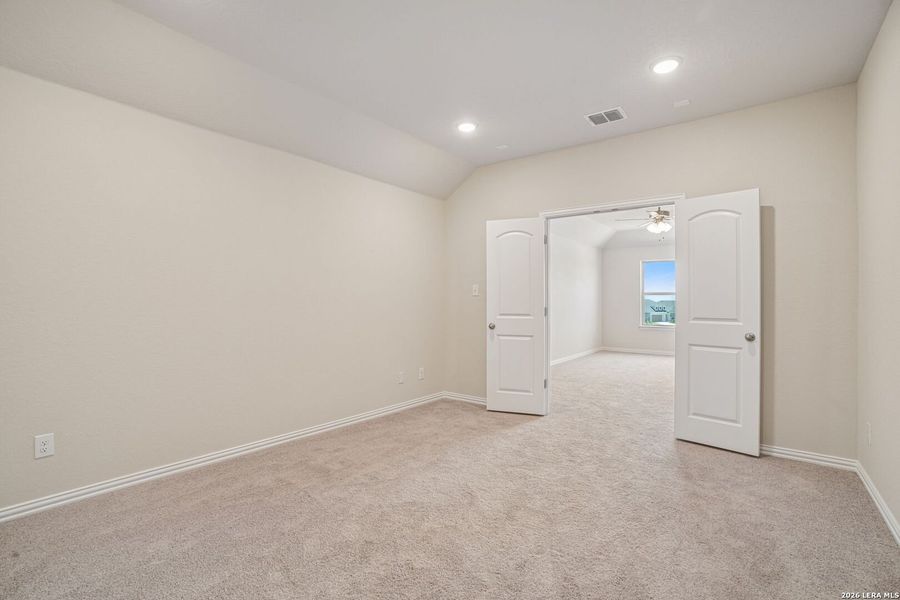 Spacious, unfurnished interior of a new home in Meyer Ranch - Enclave, New Braunfels (Image 37).