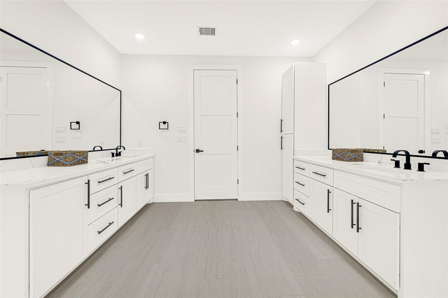 Furnished interior view inside a new home in , Rosharon (Image 15).