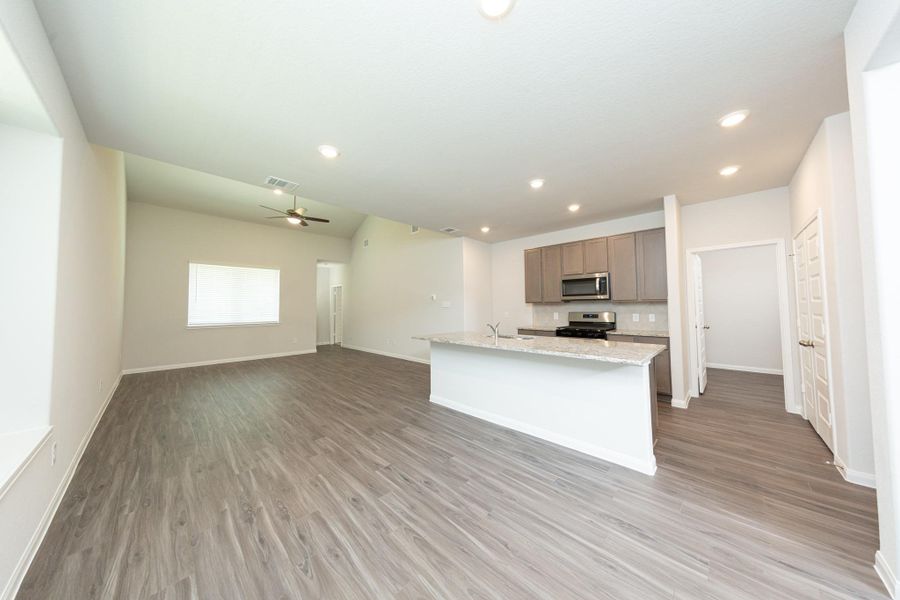 Spacious, unfurnished interior of a new home in River's Edge, Conroe (Image 8). Spacious, unfurnished interior of a new home in River's Edge, Conroe (Image 8).