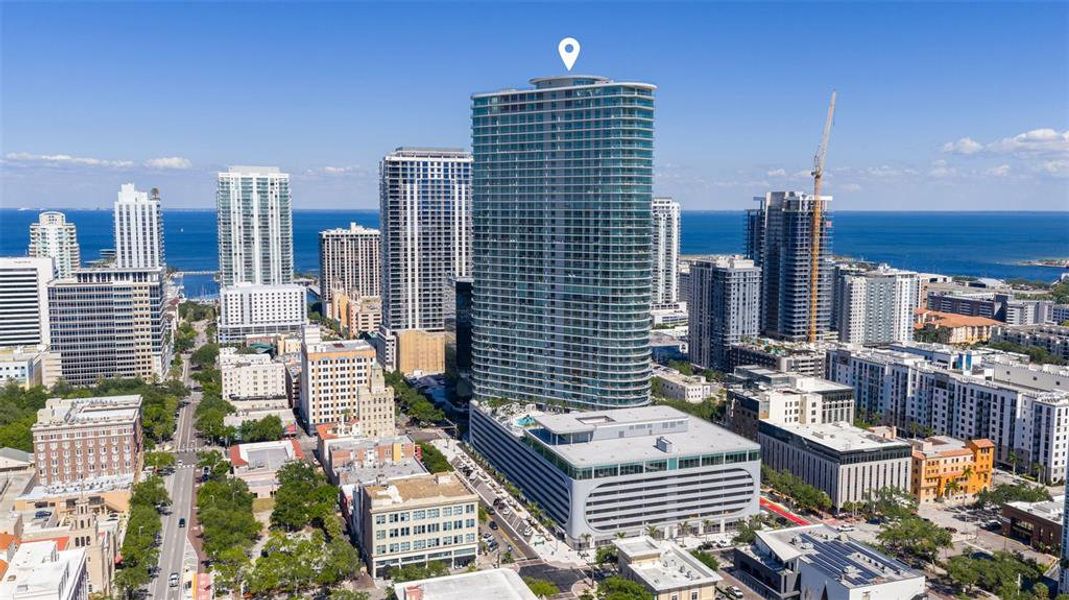 Condo located in St. Petersburg, FL showcasing its design and architecture (Image 54).