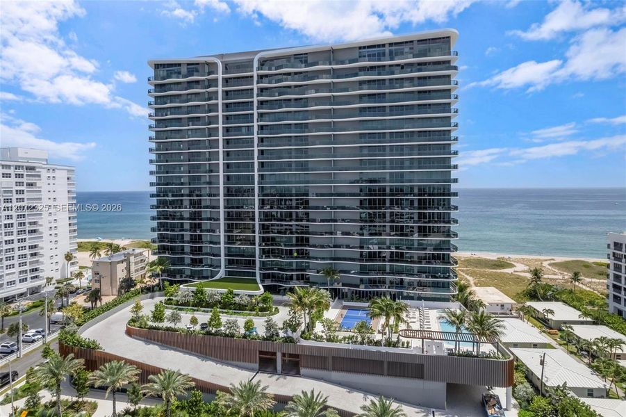 Condo located in Pompano Beach, FL showcasing its design and architecture (Image 27).