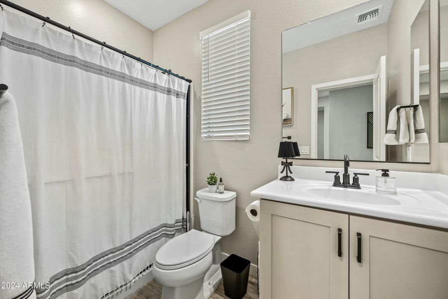 DOWNSTAIRS BATHROOM W/ TUB/SHOWER