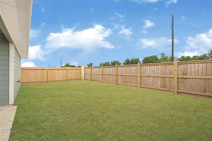 Exterior details and patio area of a home in Holly Ridge, Rosenberg (Image 4).