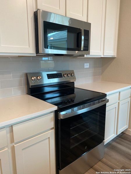 Furnished interior view inside a new home in Highland Ridge, New Braunfels (Image 8).