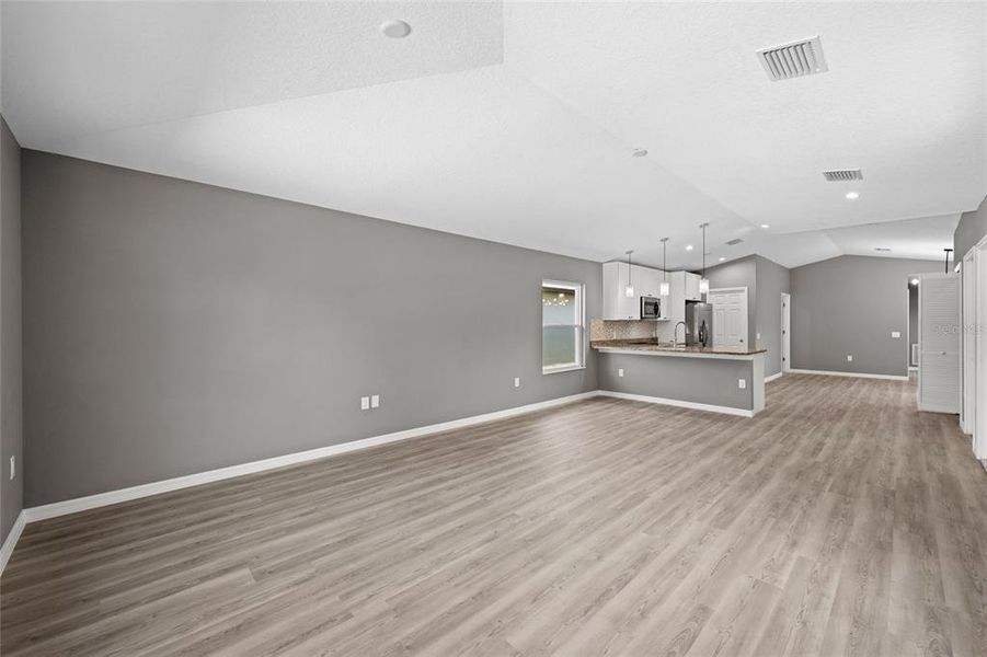 Spacious, unfurnished interior of a new home in , Sarasota (Image 16).